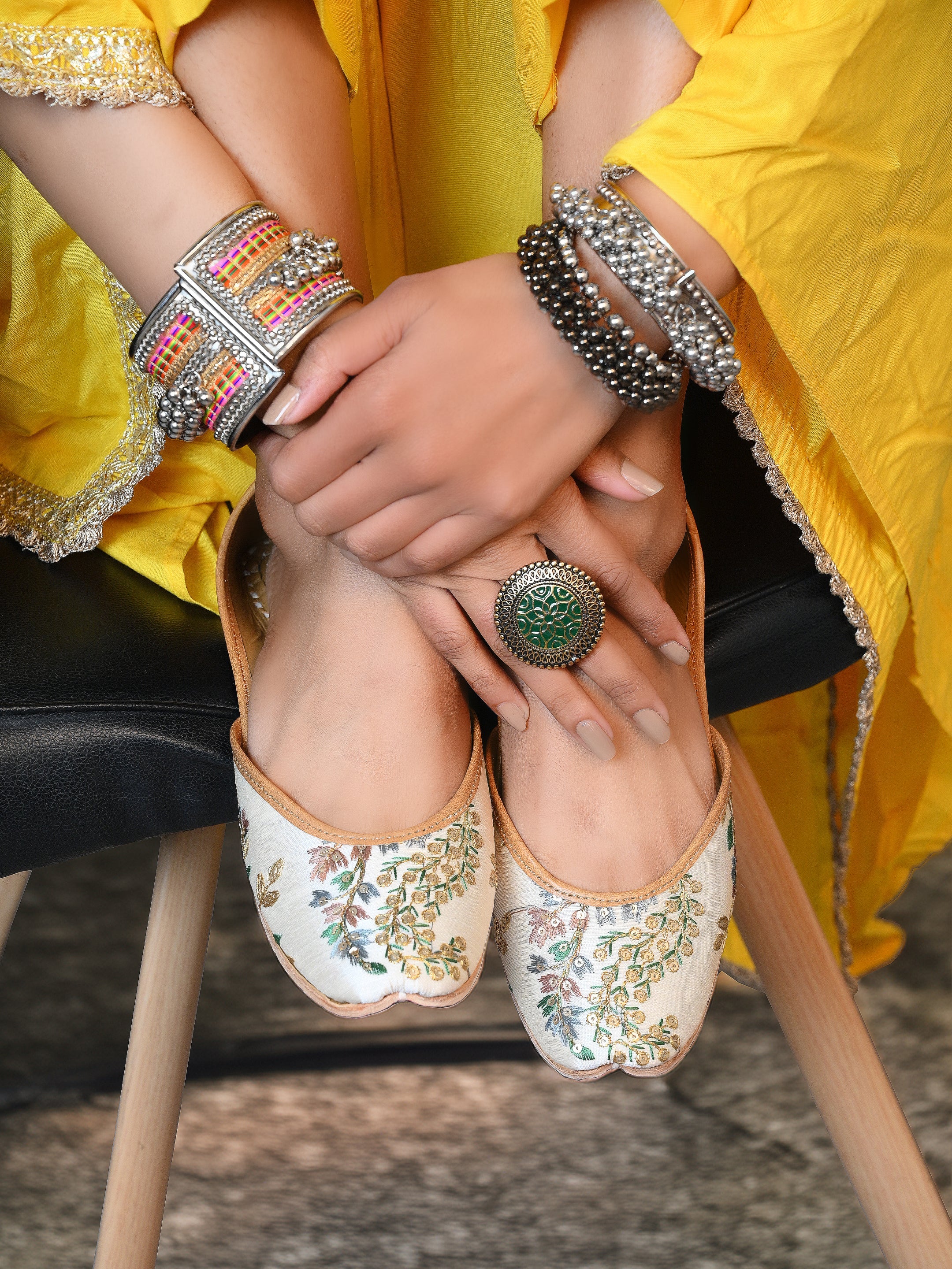 Double Cushion Juttis