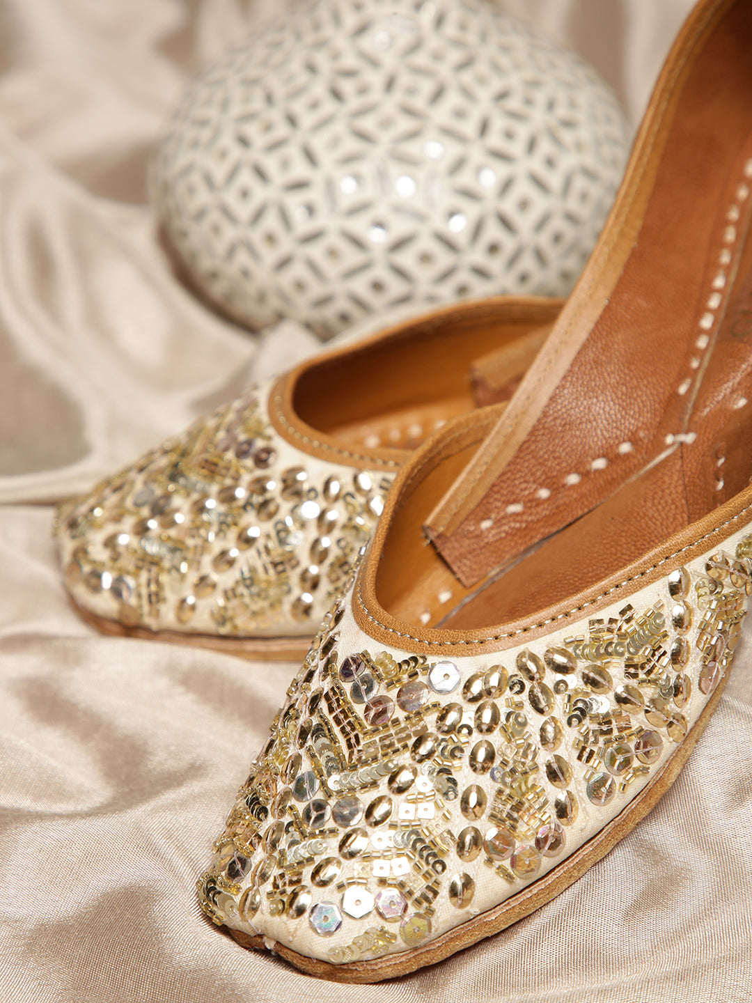 Gold-Toned Embellished Punjabi Jutti