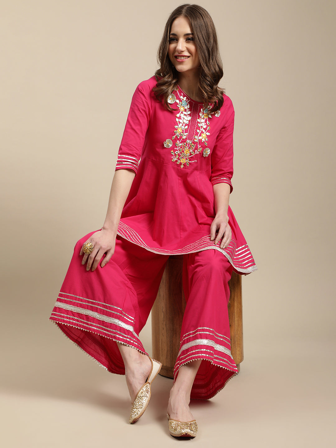 Gold-Toned Embellished Punjabi Jutti