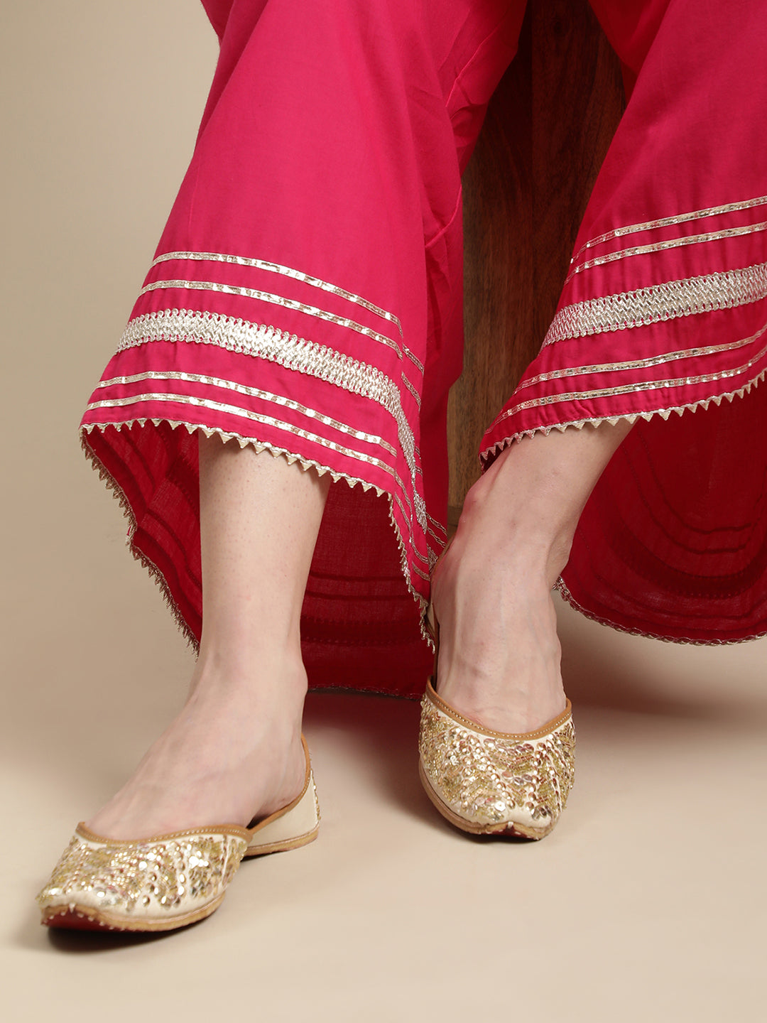 Gold-Toned Embellished Punjabi Jutti