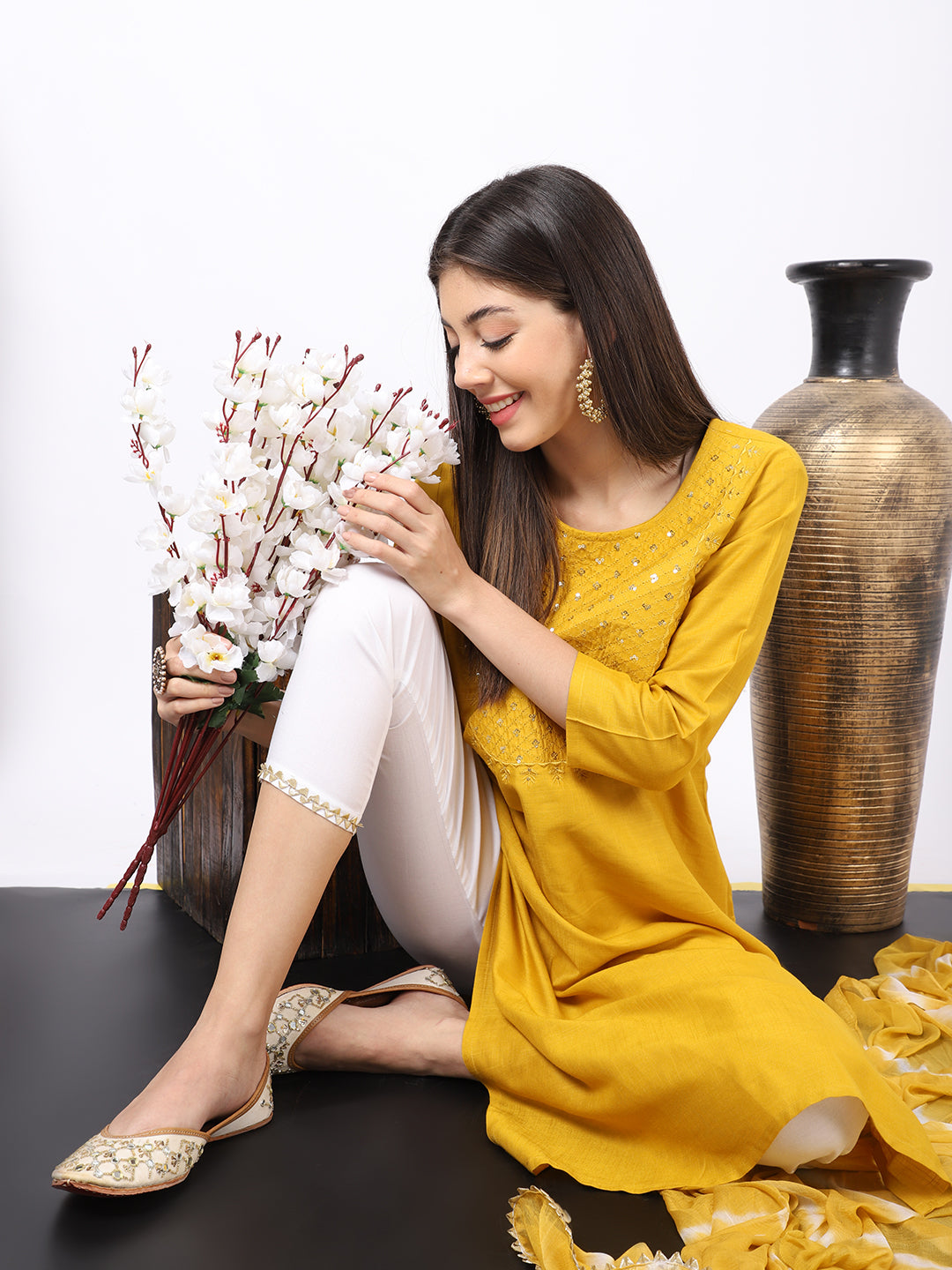 Aakarshan White Golden Embellished Punjabi Juttis