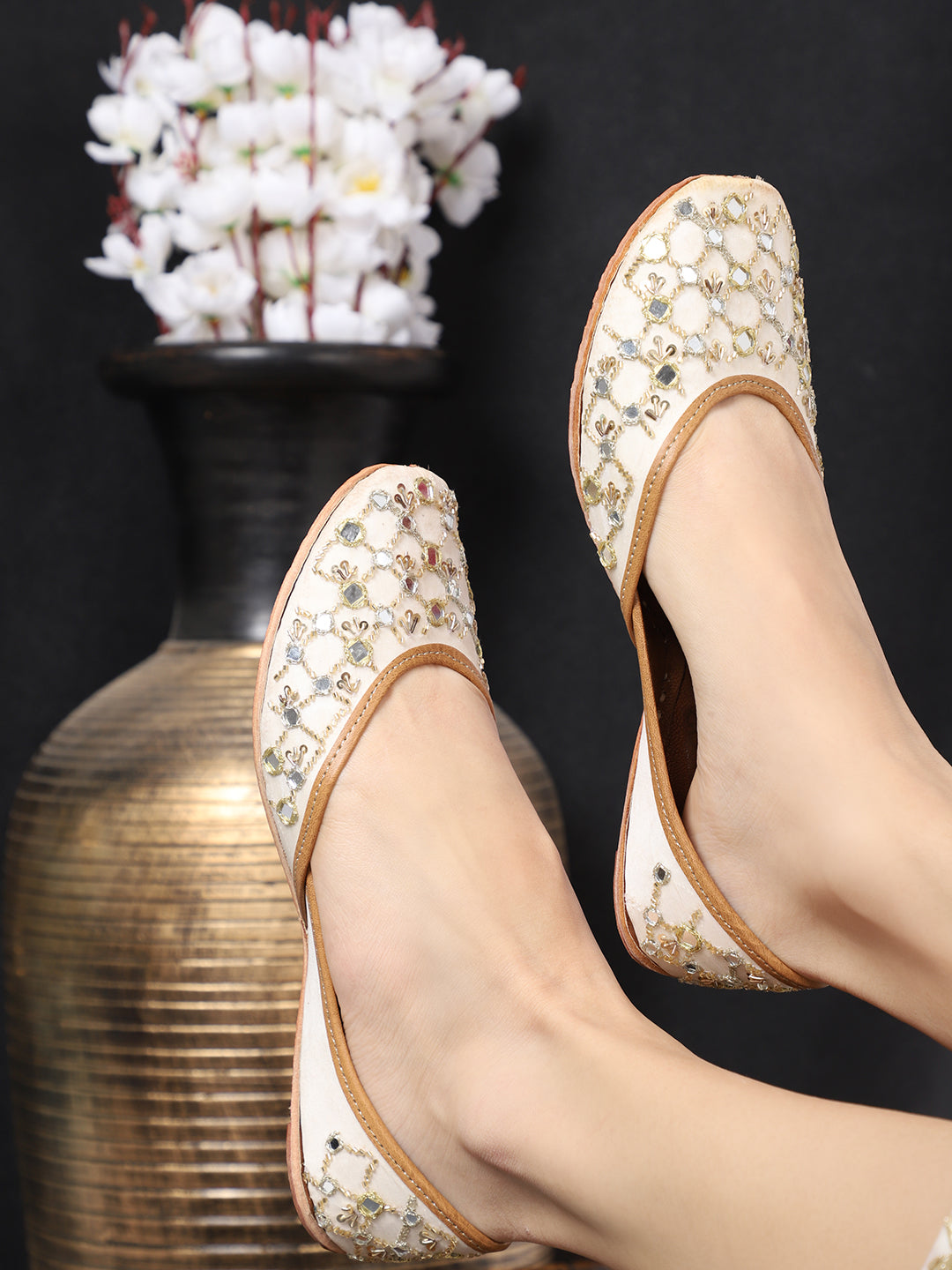 Aakarshan White Golden Embellished Punjabi Juttis