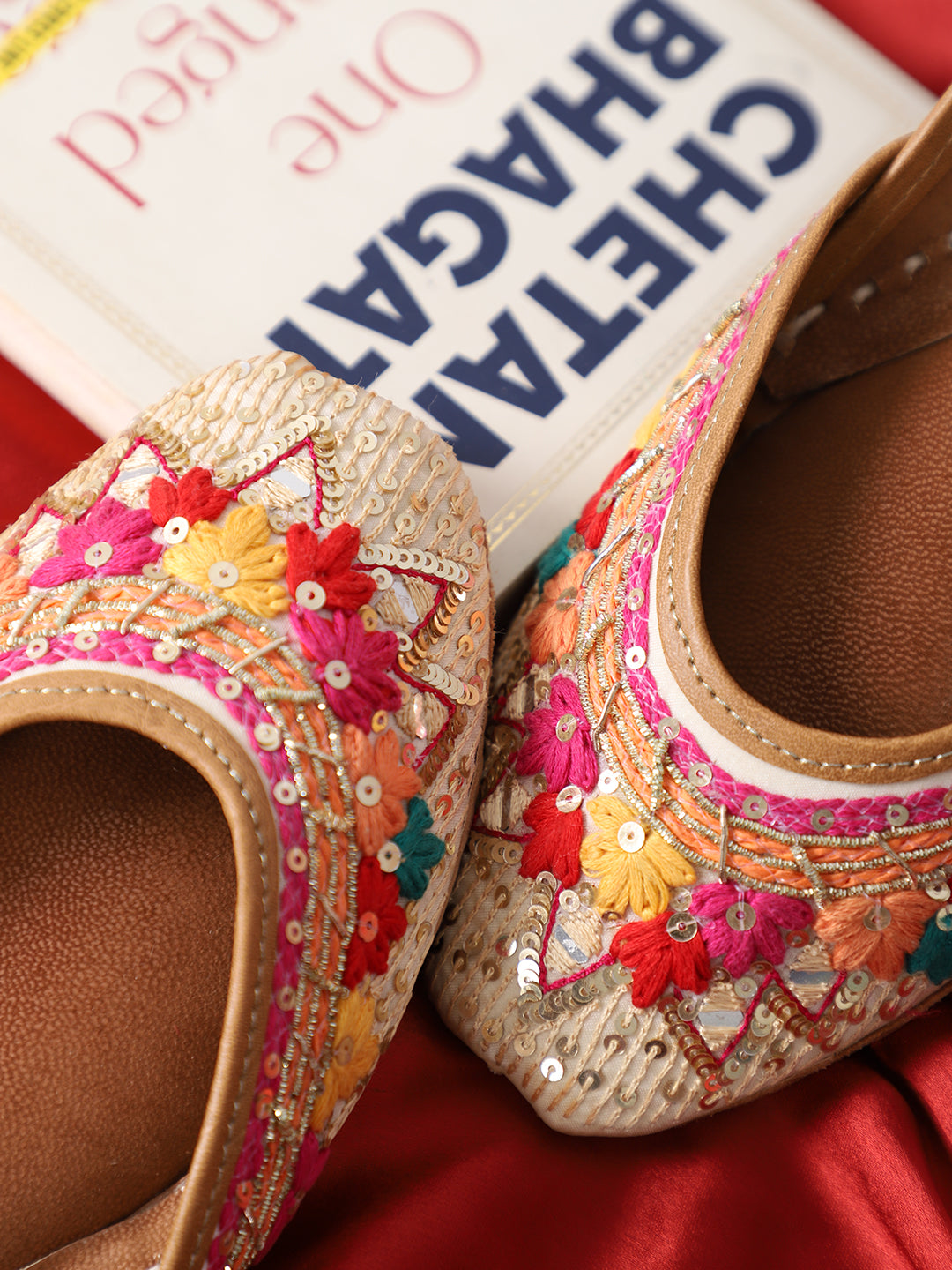 Layla Cream Embroidered Floral Punjabi Juttis