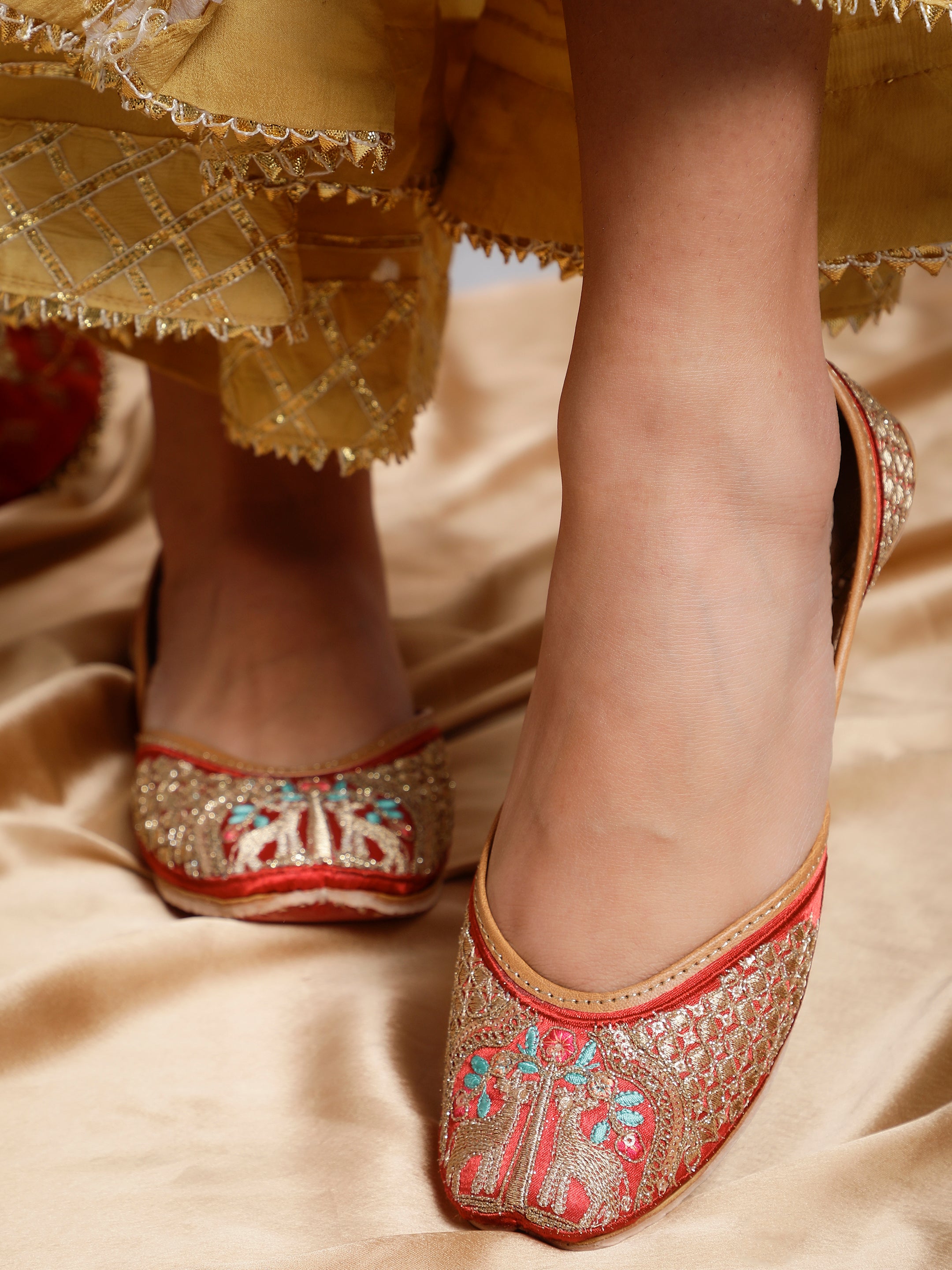 Gazelle Red Embroidered Punjabi Jutti