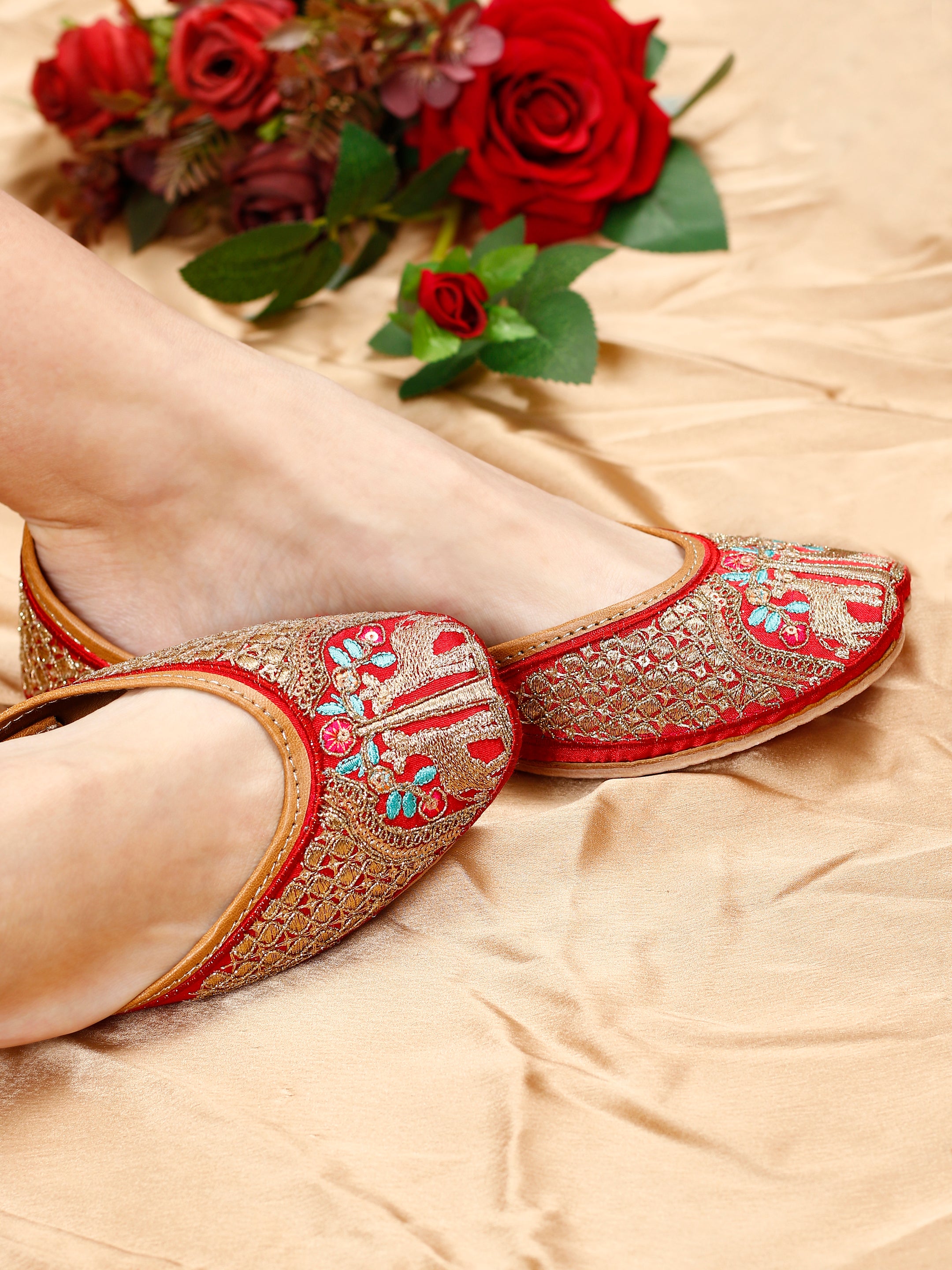 Gazelle Red Embroidered Punjabi Jutti