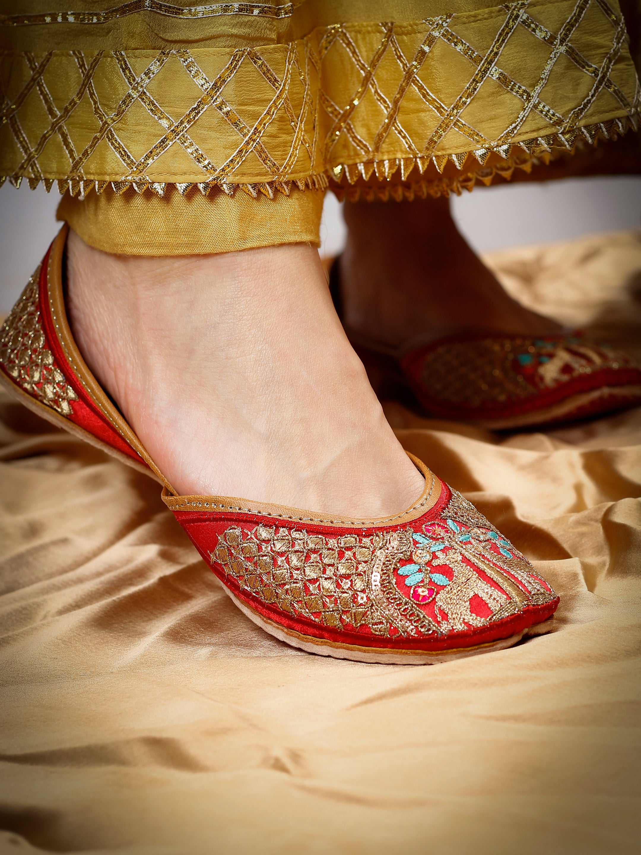 Gazelle Red Embroidered Punjabi Jutti