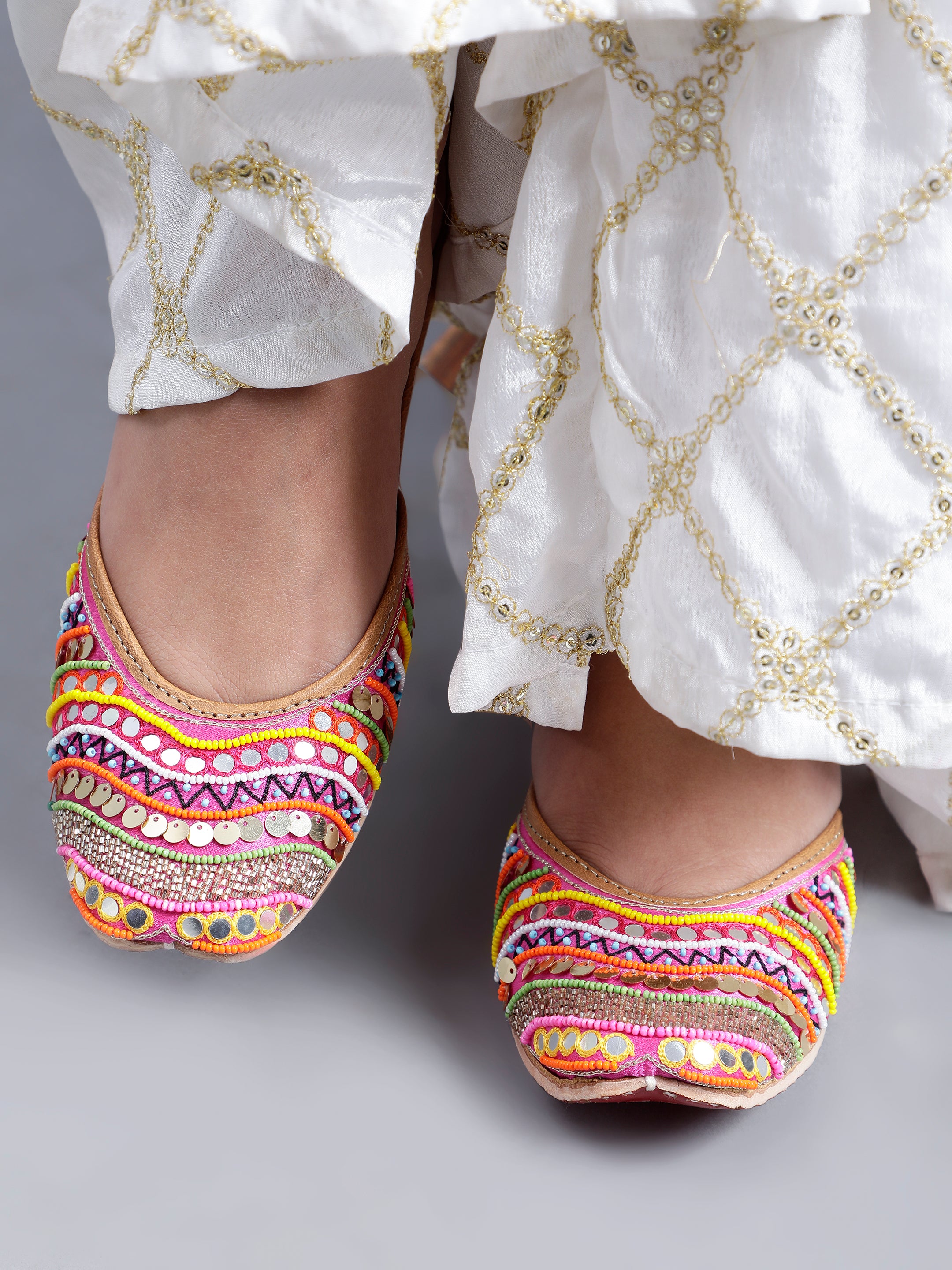 Esra Pink Embroidered Punjabi Jutti