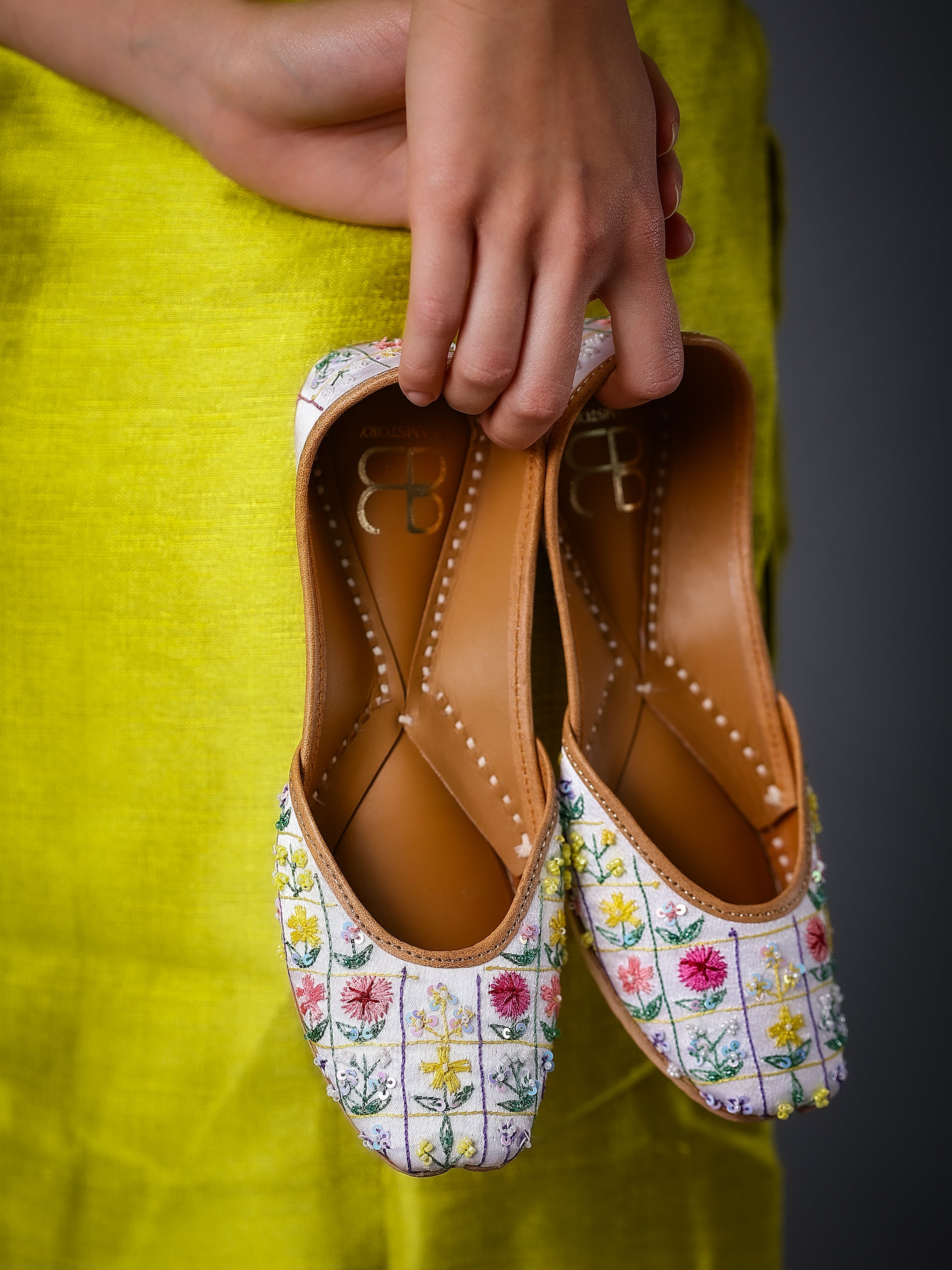 White Elegance Leather Mojari with Intricate Embroidery