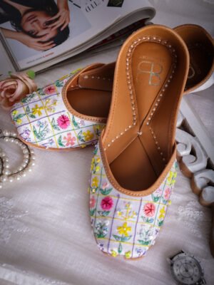 White Elegance Handcrafted Leather Mojari with Intricate Embroidery